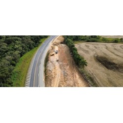 Trechos em obras exigem atenção redobrada para proteger trabalhadores e motoristas